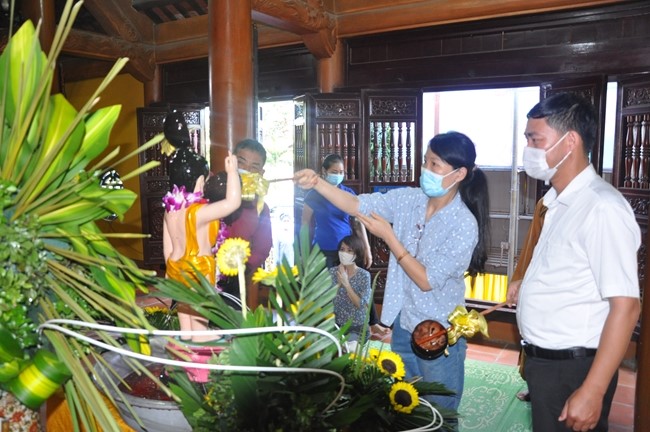 Leaders of agencies congratulate on Buddha's birthday to Tieu Dao pagoda